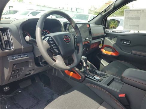 Used 2025 Nissan Frontier PRO-4X image 7
