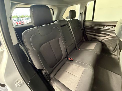 Used 2023 Jeep Grand Cherokee Laredo AWD/4WD image 31