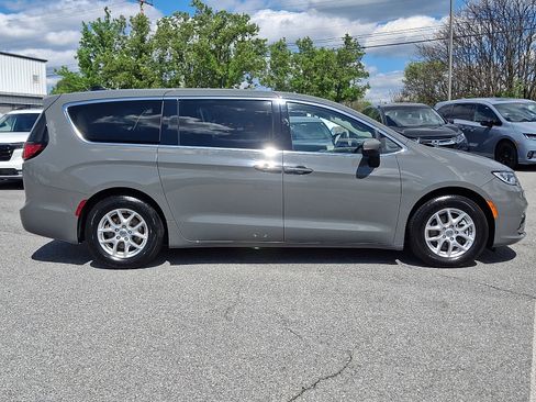 Used 2023 Chrysler Pacifica Touring-L FWD image 7