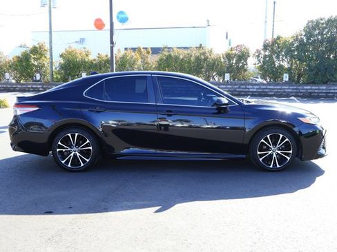 Used 2019 Toyota Camry SE image 4