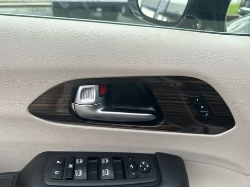 Used 2023 Chrysler Pacifica Limited FWD image 12