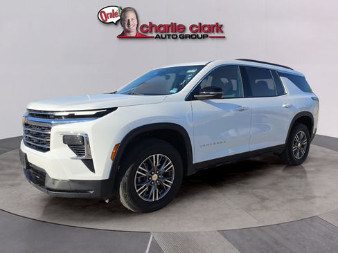Used 2026 Chevrolet Traverse LT FWD image 1