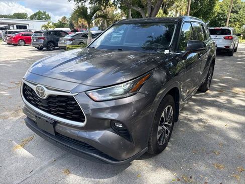 Used 2021 Toyota Highlander XLE AWD/4WD image 2