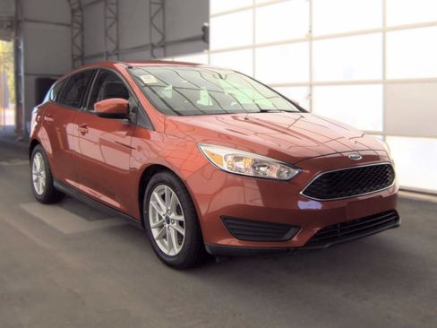 Used 2018 Ford Focus SE FWD image 3