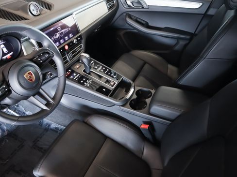 Certified 2026 Porsche Macan AWD/4WD image 19