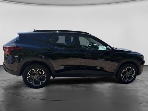 Used 2025 Chevrolet Trax LT w/ LT Convenience Package FWD image 9