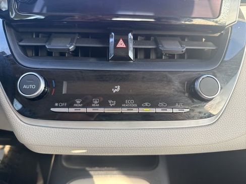 Used 2025 Toyota Corolla LE image 30