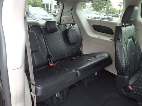 Used 2022 Chrysler Pacifica Touring-L FWD image 7