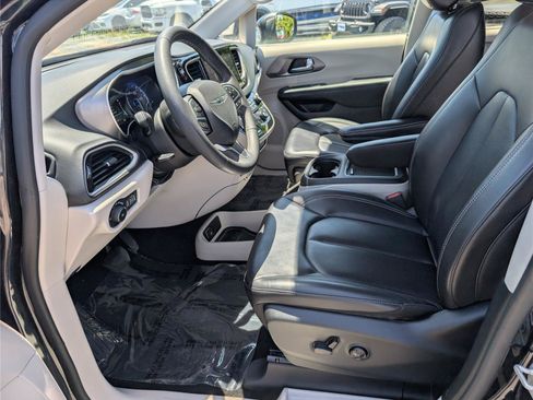 Used 2023 Chrysler Pacifica Touring-L FWD image 17