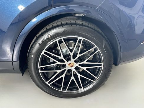 Certified 2026 Porsche Cayenne AWD/4WD image 32