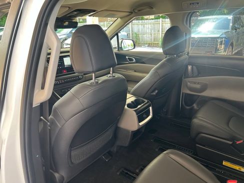 Certified 2025 Kia Carnival FWD image 9