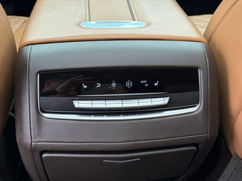 Used 2021 Cadillac Escalade Premium Luxury AWD/4WD image 19