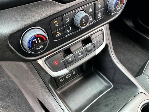 Used 2024 GMC Terrain SLT image 13