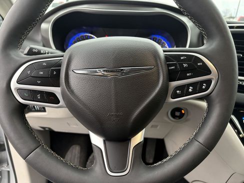 Used 2024 Chrysler Pacifica Touring-L image 18