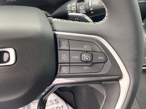 Used 2023 Jeep Grand Cherokee Altitude AWD/4WD image 16