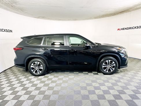 Used 2024 Toyota Highlander XLE image 2