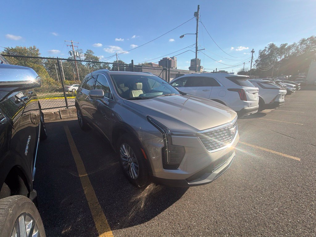 Used 2025 Cadillac XT4 Premium Luxury w/ Cold Weather Package FWD image 5