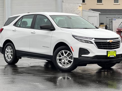 Used 2022 Chevrolet Equinox LS image 2