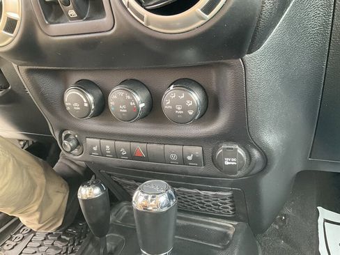 Used 2016 Jeep Wrangler Unlimited Sahara w/ Connectivity Group AWD/4WD image 30