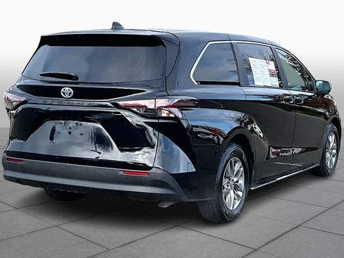 Used 2024 Toyota Sienna LE image 12