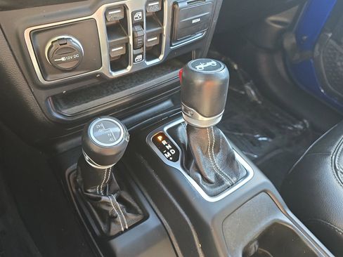 Used 2018 Jeep Wrangler Unlimited Sahara AWD/4WD image 21