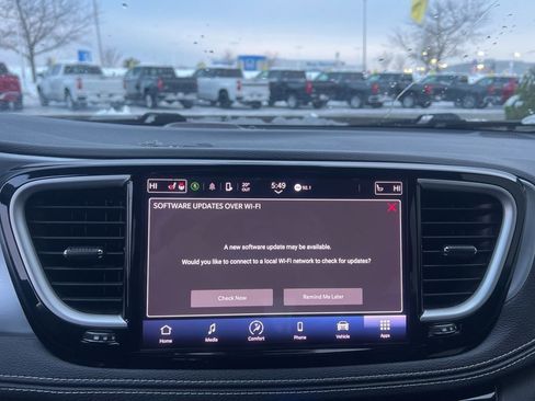 Used 2022 Chrysler Pacifica Touring-L w/ S Appearance Package image 18