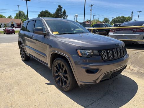 Used 2018 Jeep Grand Cherokee Altitude RWD image 3