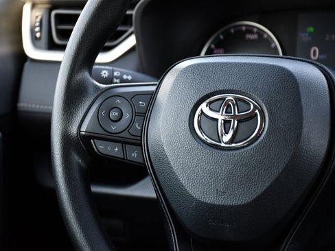 Used 2022 Toyota RAV4 XLE image 21