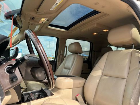 Used 2011 GMC Yukon XL Denali RWD image 16