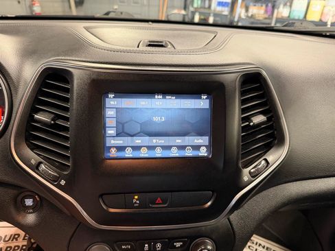 Used 2019 Jeep Cherokee Latitude Plus AWD/4WD image 14