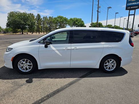 Used 2024 Chrysler Pacifica Touring-L FWD image 2