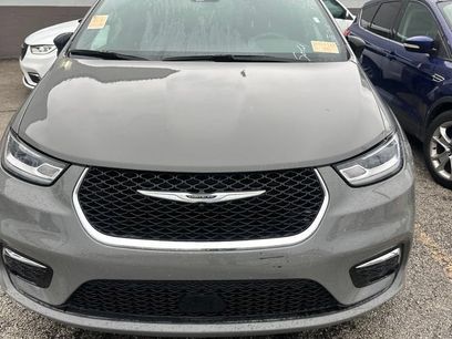 Used 2025 Chrysler Pacifica Select