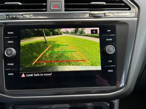 Used 2022 Volkswagen Tiguan SE FWD image 12