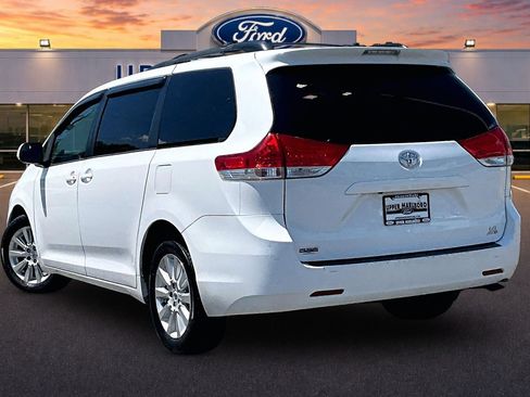 Used 2012 Toyota Sienna LE w/ Towing Pkg AWD/4WD image 2
