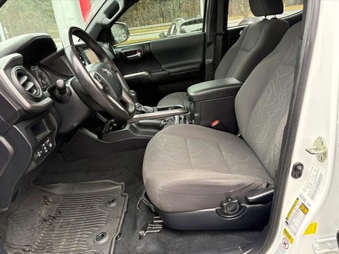 Used 2017 Toyota Tacoma TRD Sport image 17