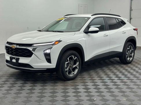 Used 2025 Chevrolet Trax LT w/ LT Convenience Package FWD image 2
