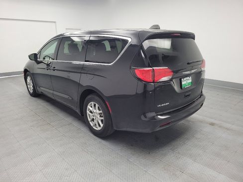 Used 2022 Chrysler Voyager LX image 5