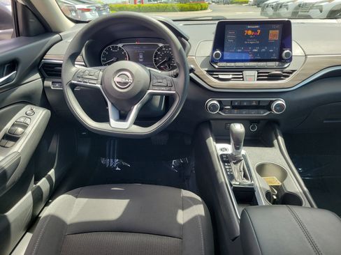 Used 2025 Nissan Altima 2.5 SV FWD image 10