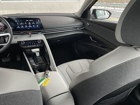 Used 2024 Hyundai Elantra Limited image 16