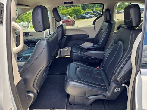 Used 2022 Chrysler Pacifica Touring-L FWD image 30