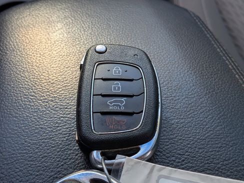 Used 2017 Hyundai Santa Fe SE FWD image 39