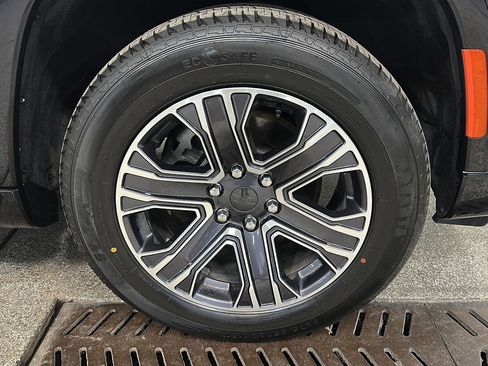 Used 2024 Jeep Wagoneer Series II w/ Flexible Seating Group image 10