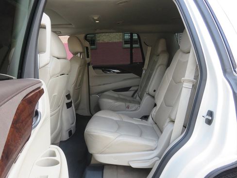 Used 2015 Cadillac Escalade Luxury AWD/4WD image 22