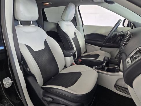 Used 2018 Jeep Compass Latitude image 18