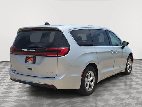 Used 2024 Chrysler Pacifica Limited FWD image 7