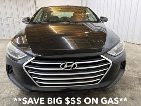 Used 2018 Hyundai Elantra SE FWD image 2