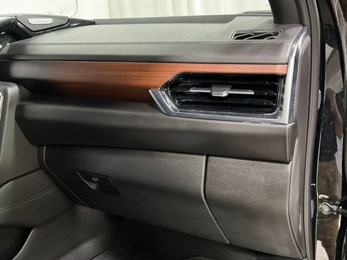 Used 2025 GMC Yukon XL Denali AWD/4WD image 16