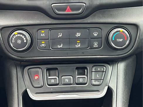 Used 2020 GMC Terrain SLE FWD image 21