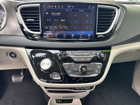 Used 2024 Chrysler Pacifica Touring-L FWD image 28