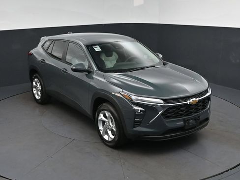 New 2026 Chevrolet Trax LS w/ LS Convenience Package FWD image 1